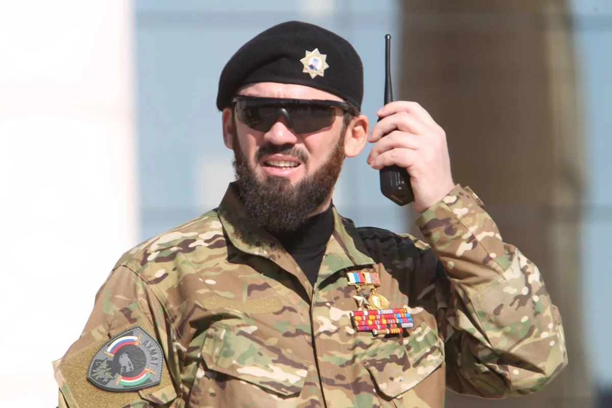 Магомед Даудов в ходе боевого построения личного состава. Фото: Парламент Чечни (CC BY 3.0)