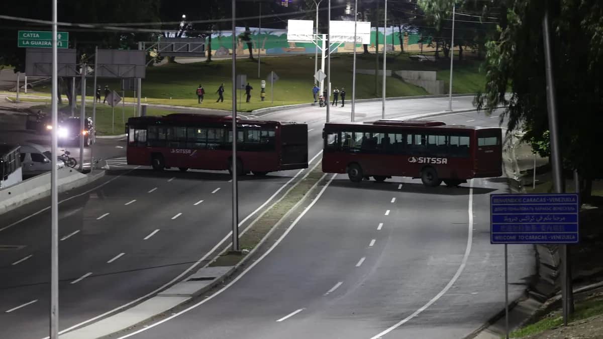 Улицы Каракаса после атаки США. Фото: Ronald Pena /  EPA