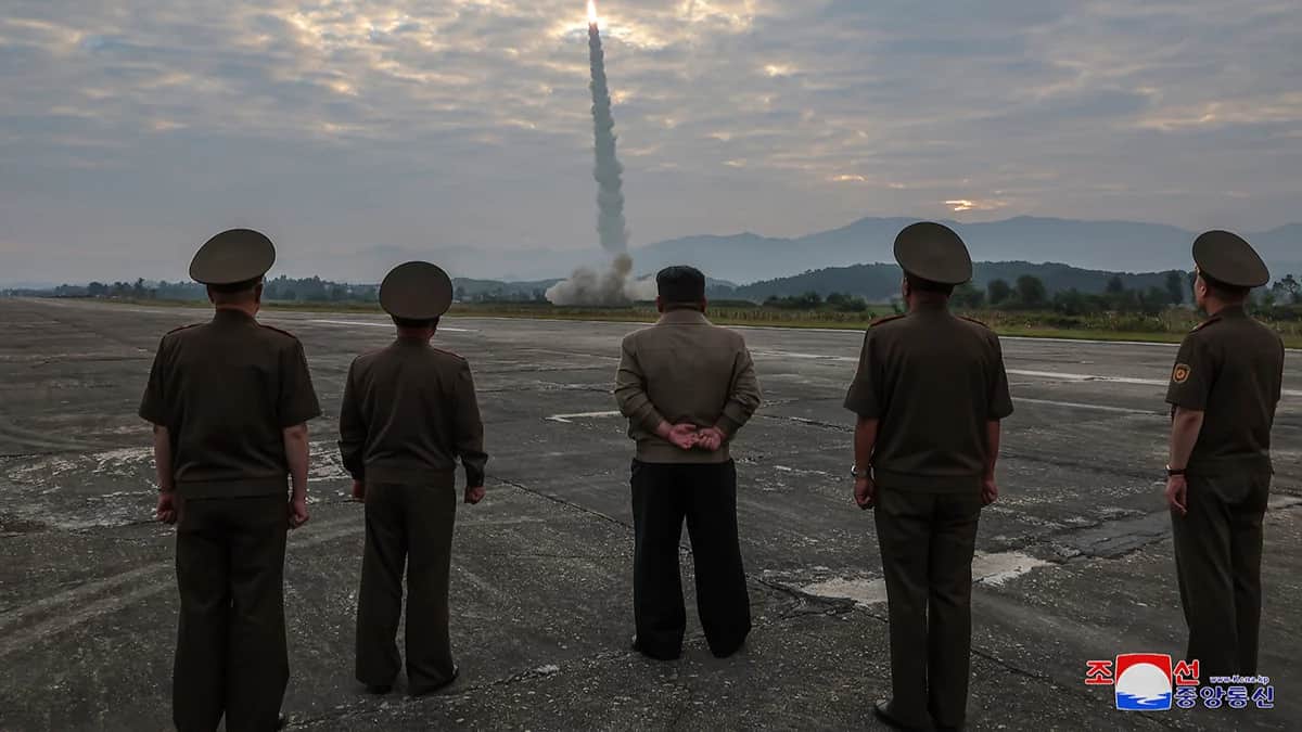Ким Чен Ын наблюдает за испытательным пуском тактической баллистической ракеты нового типа «Hwasongpho-11-Da-4.5» и усовершенствованной стратегической крылатой ракеты в Северной Корее, 18 сентября 2024 года. Фото: KCNA / EPA-EFE
