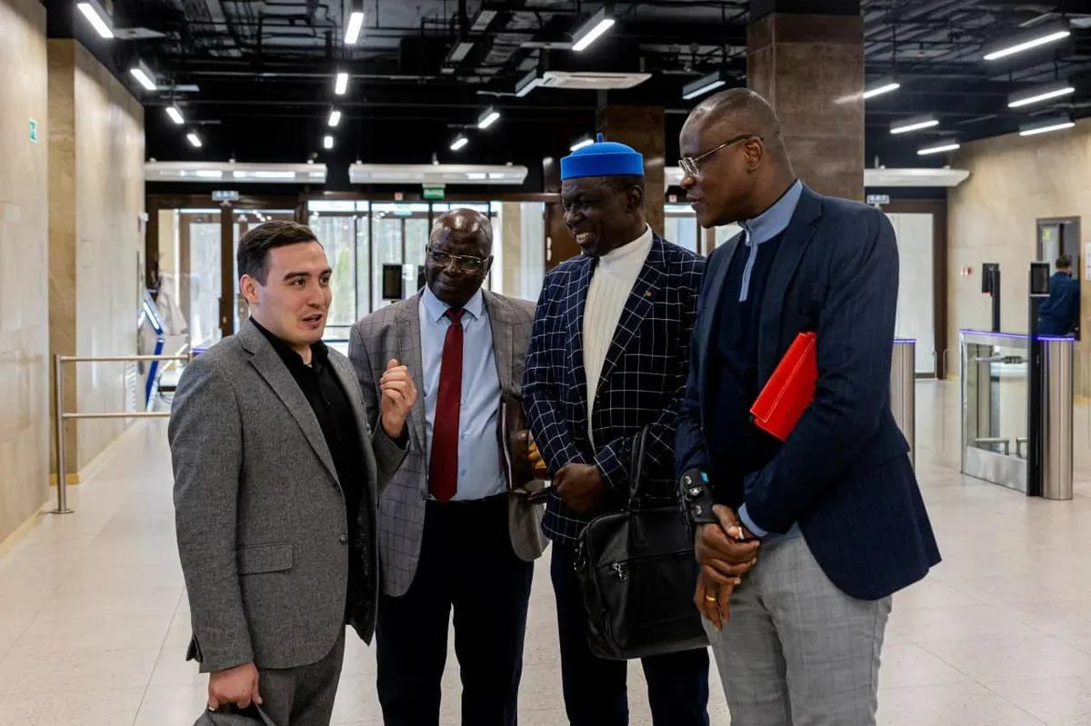 Поверенный в делах Буркина-Фасо (справа) в «Алабуге». Фото: Alabuga Start World / Facebook