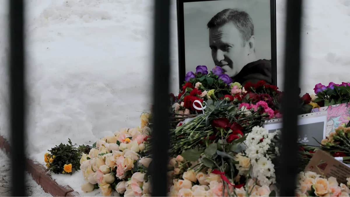 Могила Алексея Навального на Борисовском кладбище, Москва, 16 февраля 2026 года. Фото: Максим Шипенков / EPA