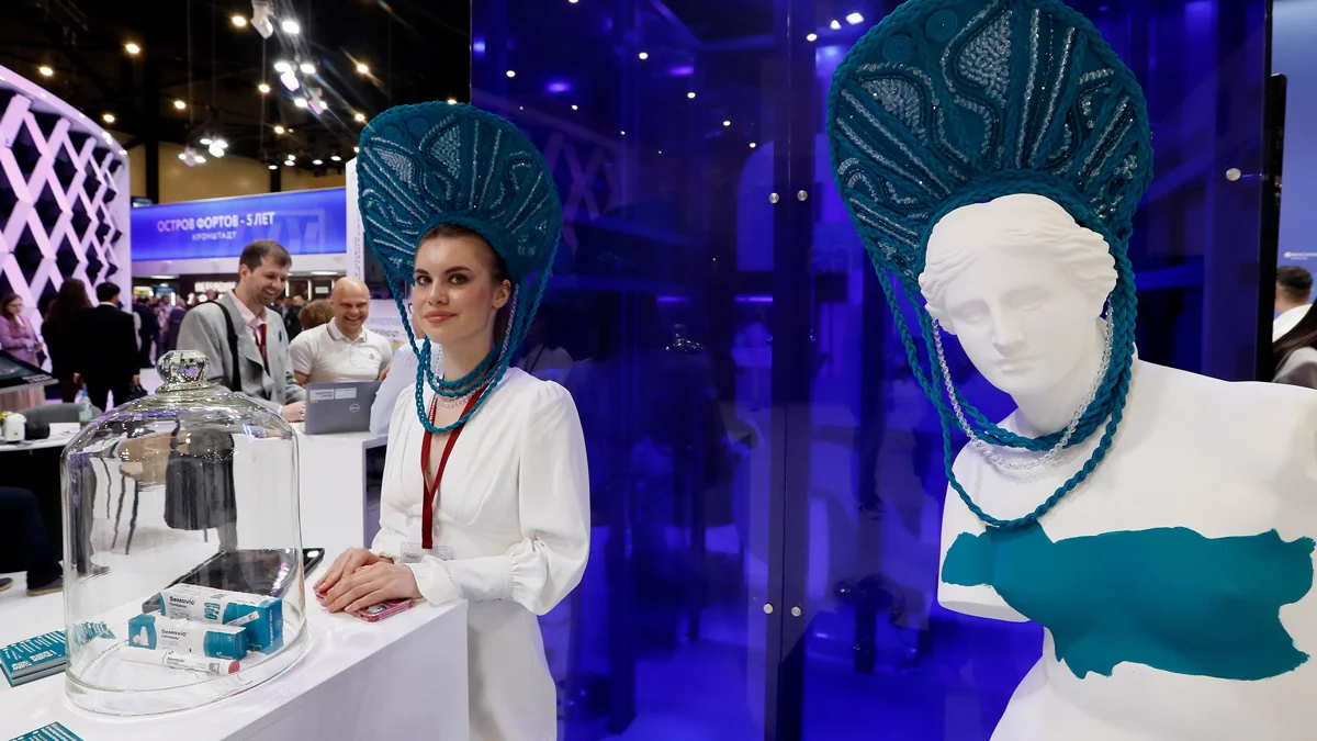 Посетители 27-го Петербургского международного экономического форума (ПМЭФ) в Санкт-Петербурге, 5 июня 2024 года. Фото: Анатолий Мальцев / EPA-EFE