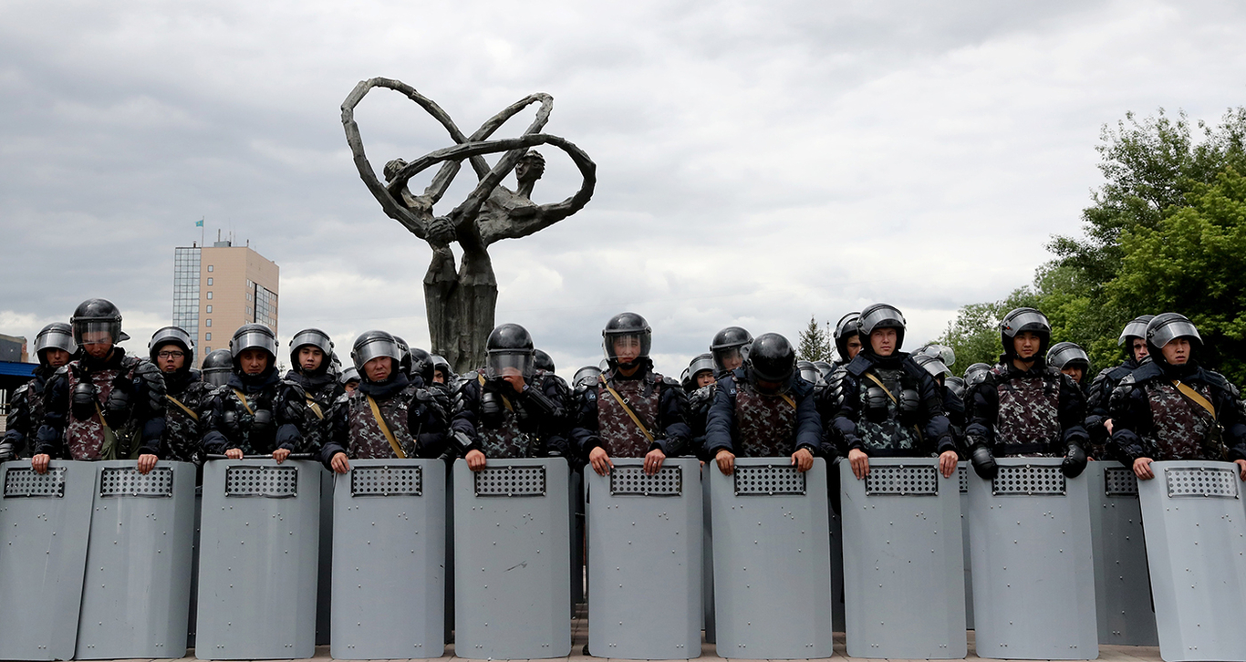 Полиция на одной из улиц Нур-Султана (ранее Астана), после президентских выборов в Казахстане, 10 июня 2019 года. Фото: Игорь Коваленко / EPA