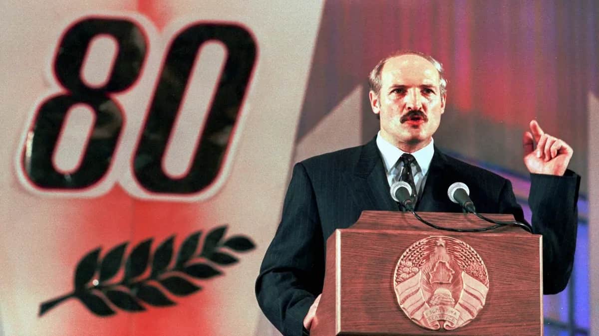 Alexander Lukashenko addresses a meeting of the Komsomol in Minsk, 29 October 1998.&nbsp;Photo: EPA-PHOTO/EPA/Victor DRACHEV/STR/vk/fob/ow