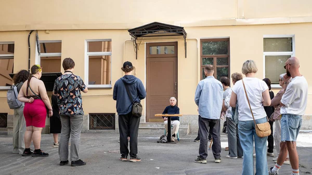 Встреча с Людмилой Васильевой во дворе предвыборного штаба в Петербурге, 19 июня 2024 года. Фото: Василиса Остапенко / «Вот Так»