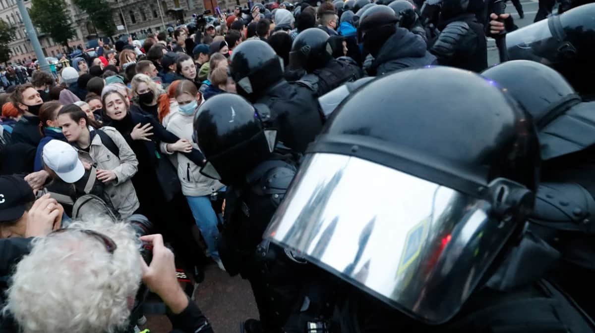 Полицейские готовятся задержать участников акции протеста против мобилизации в центре Санкт-Петербурга, 21 сентября 2022 года. Фото: Анатолий Мальцев / EPA-EFE