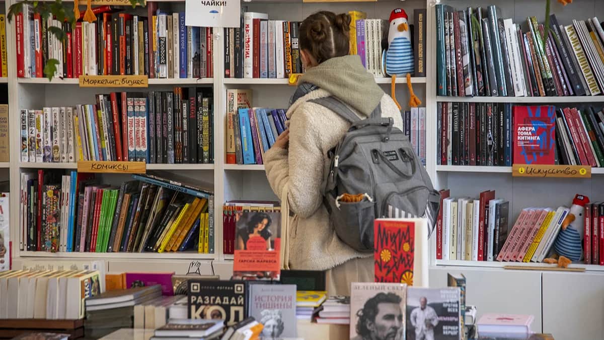 Покупатель в книжном магазине. Фото: Дмитрий Цыганов