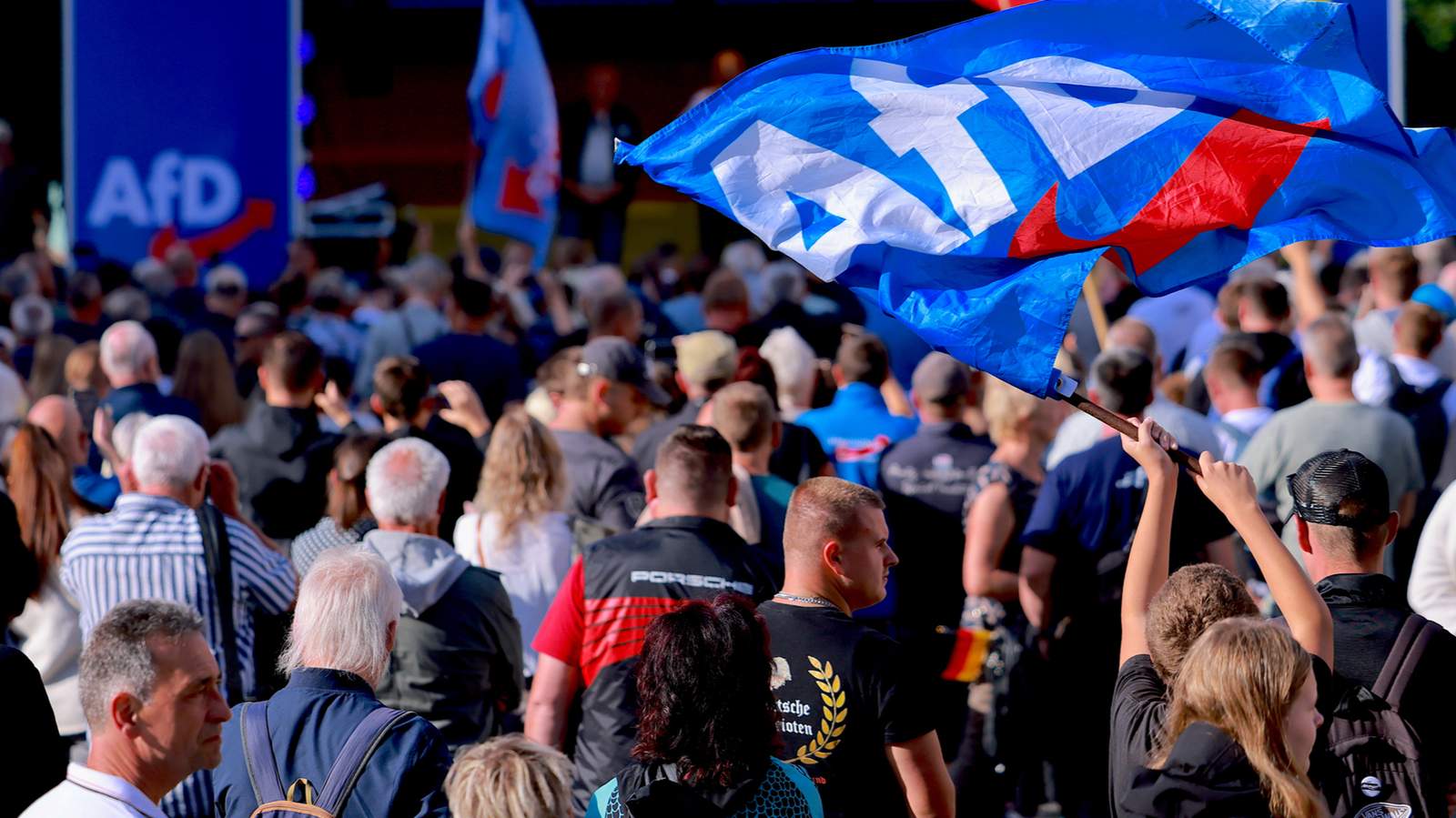Сторонники партии «Альтернатива для Германии» (АдГ) в ожидании предвыборного митинга с участием Ульриха Зигмунда. Наумбург, Германия. 24 августа 2026 года. Фото: Hannibal Hanschke / EPA