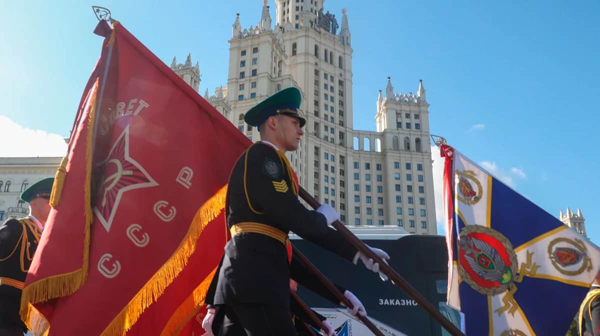 Военнослужащие с флагом СССР направляются к Красной площади для участия в военном параде, Москва, 9 мая 2025 года. Фото: Мария Семенова / Sipa / Scanpix / LETA
