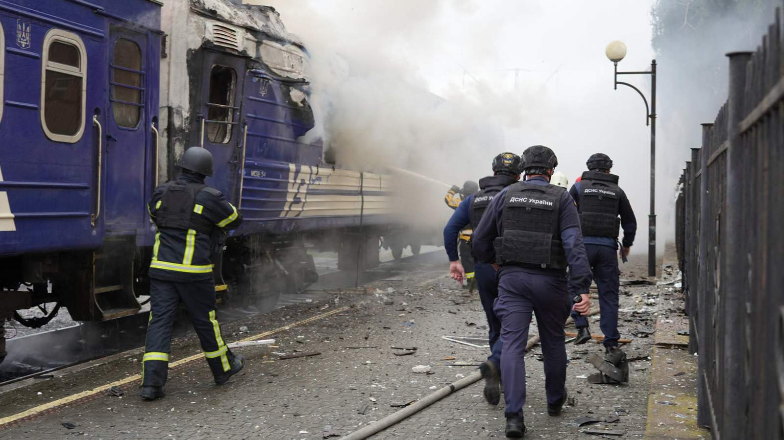 Спасатели тушат пожар в пассажирском поезде после попадания беспилотника. Волынская область, Украина. 12 сентября 2026 года. Фото: ГСЧС Украины / AFP / Scanpix / LETA