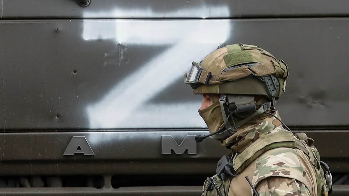 Российский военнослужащий на фоне литеры Z, нанесенной на военный грузовик, в Луганской области, фото: Сергей Ильницкий / EPA-EFE