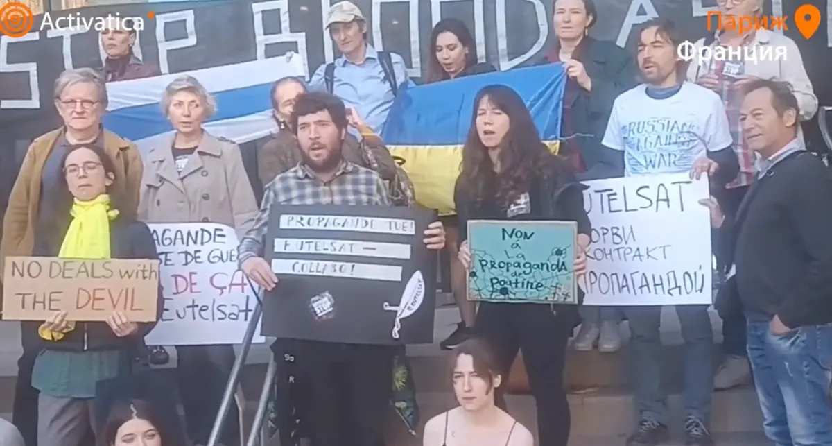 Акция против российской пропаганды у здания офиса французской компании Eutelsat в Париже. Фото: скрин <a href="https://twitter.com/Activatica/status/1579158437136519168?s=20&amp;t=iz2hPD0vappL9NbH0Ix_eA">видео</a>