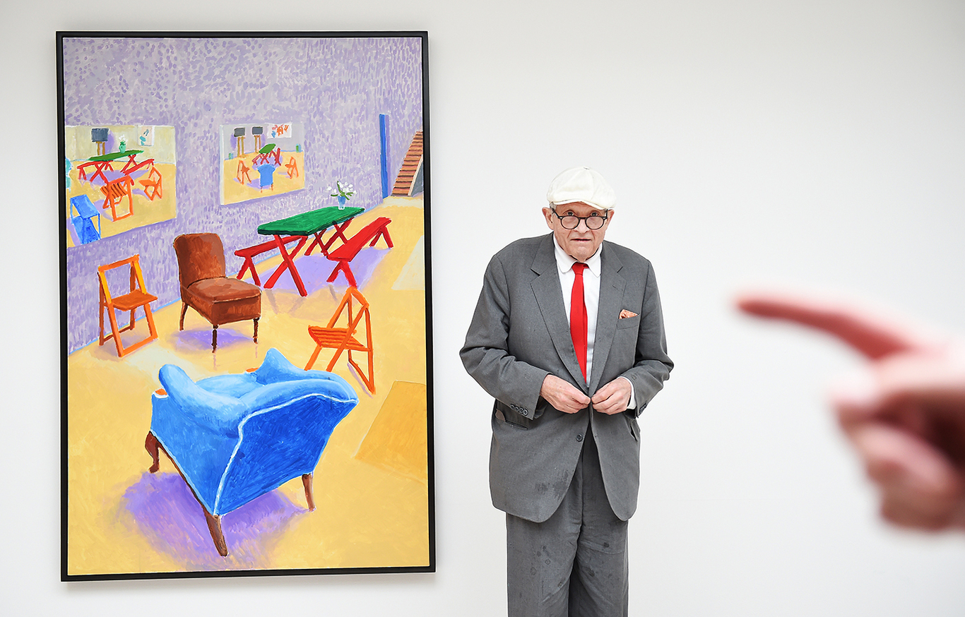 Дэвид Хокни, позирующий на выставке своих новых работ «Живопись и фотография» в галерее изящных искусств Аннели Джуда в Лондоне, Великобритания. Фото: Andy Rain / EPA
