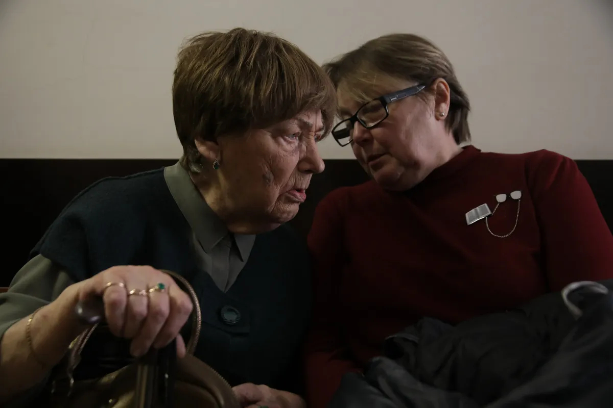 90-летняя мама публициста Наталья Скобова и его жена Ольга Щеглова. Фото: Дмитрий Цыганов/«Новая газета Европа»