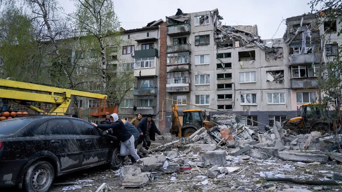 Жилой дом в Славянске после ракетного обстрела российских войск. 14 апреля 2023 года. &nbsp;Фото: Ashley Chan/SOPA Images/LightRocket via Getty Images