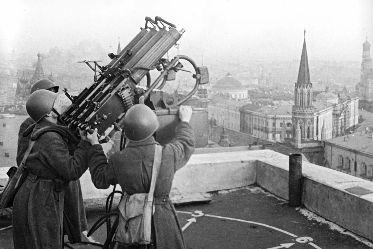 Советские зенитчики на крыше гостиницы «Москва». Олег Кнорринг / RIA Novosti archive / Wikimedia.org (CC-BY-SA 3.0)