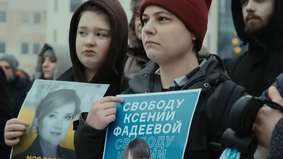 Виолетта Грудина на митинге сторонников Навального в Вильнюсе. Кадр: Андрей Лошак / Настоящее Время. Док / YouTube