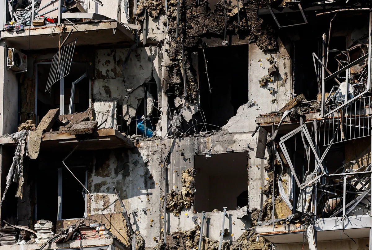 Повреждённый после атаки дрона жилой дом в Раменском, Московская область, 10 сентября 2024 года. Фото: Юрий Кочетков / EPA
