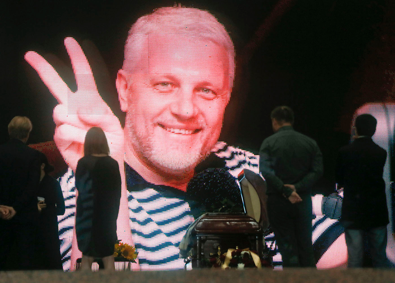 Люди у гроба Павла Шеремета, чтобы выразить свое почтение на церемонии его памяти в Киеве, Украина, 22 июля 2016 года. Фото: Efrem Lukatsky / AP / Scanpix / LETA