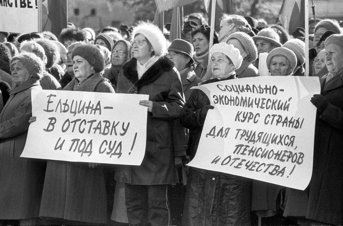 Пенсионеры на митинге. 1998 г. Фото: Wikimedia Commons , Бахтиёр Абдуллаев, CC BY-SA 3.0